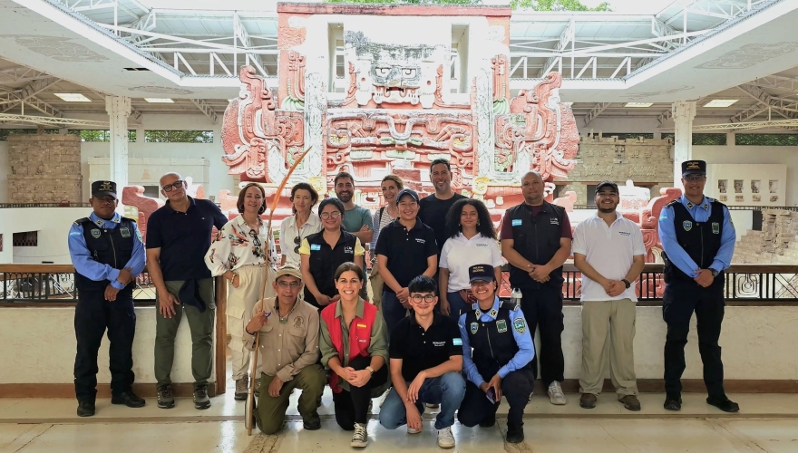 Los visitantes se adentraron en los vestigios de la antigua civilización maya.