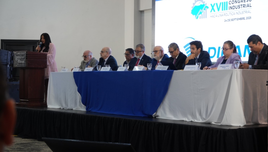 mesa principal, el presidente nacional de la ANDI, Robert Vinelli; el representante regional de ONUDI para Centroamérica, Johannes Dobinger; el ministro de Desarrollo Económico, Fredis Cerrato.